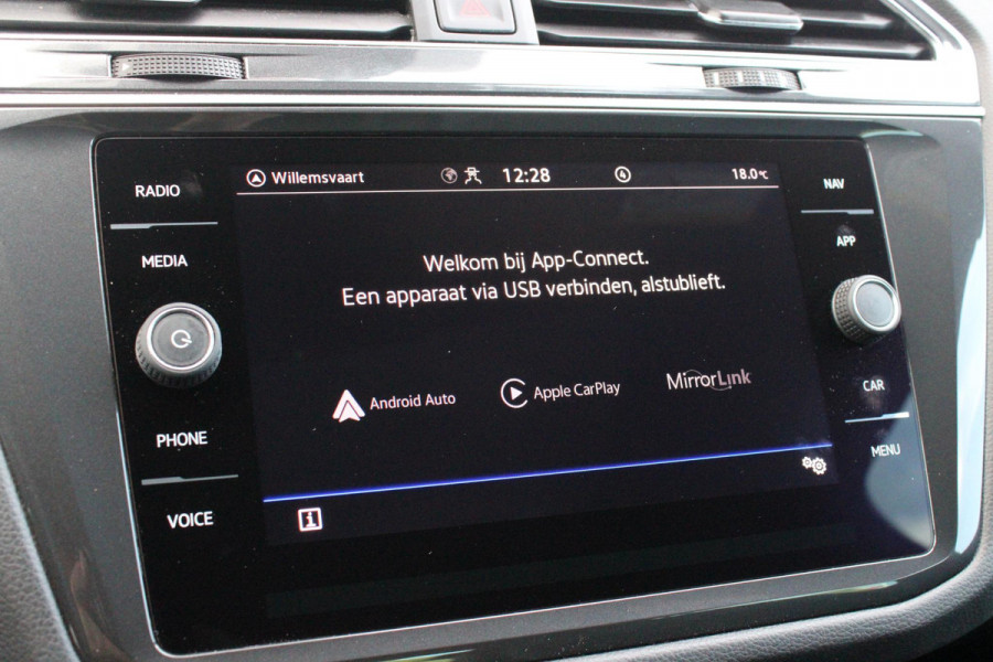 Volkswagen Tiguan 1.4 TSI 245PK eHybrid R-LINE BUSINESS + | BEKLEDING LEDER VIENNA | PANORAMISCH SCHUIF/KANTEL DAK | ELEKTRISCH WEGKLAPENBARE TREKHAAK | R-LINE INTERIEUR/EXTERIEUR | VERWARMBARE VOORSTOELEN/STUUR | ELEKTRISCH BEDIENBARE VOORSTOELEN MET GEHEUGEN FUNCTIE | AKOESTISCH GLAS GETINT | KEYLESS ACCESS/START | ELEKTRISCH BEDIENABRE ACHTERKLEP | DAKSPOILER R-LINE | SFEER VERLICHTING | RIJASSISTENT PAKKET O.A. LANE ASSIST EN ADAPTIVE CRUISE CONTROL EN DODEHOEK DETECTIE | NAVIGATIE | APPLE CARPLAY/ANDROID AUTO | DAB+ RADIO | LED MATRIX KOPLAMPEN (IQ LIGHT) | DRAADLOZE TELEFOONLADER