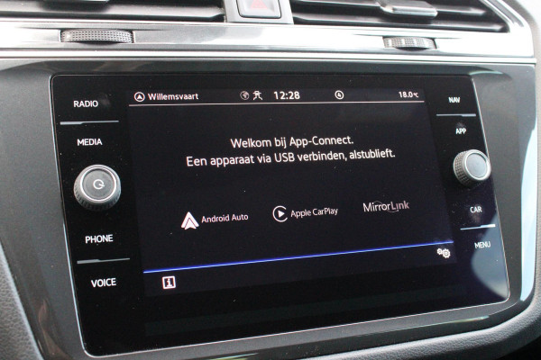 Volkswagen Tiguan 1.4 TSI 245PK eHybrid R-LINE BUSINESS + | BEKLEDING LEDER VIENNA | PANORAMISCH SCHUIF/KANTEL DAK | ELEKTRISCH WEGKLAPENBARE TREKHAAK | R-LINE INTERIEUR/EXTERIEUR | VERWARMBARE VOORSTOELEN/STUUR | ELEKTRISCH BEDIENBARE VOORSTOELEN MET GEHEUGEN FUNCTIE | AKOESTISCH GLAS GETINT | KEYLESS ACCESS/START | ELEKTRISCH BEDIENABRE ACHTERKLEP | DAKSPOILER R-LINE | SFEER VERLICHTING | RIJASSISTENT PAKKET O.A. LANE ASSIST EN ADAPTIVE CRUISE CONTROL EN DODEHOEK DETECTIE | NAVIGATIE | APPLE CARPLAY/ANDROID AUTO | DAB+ RADIO | LED MATRIX KOPLAMPEN (IQ LIGHT) | DRAADLOZE TELEFOONLADER