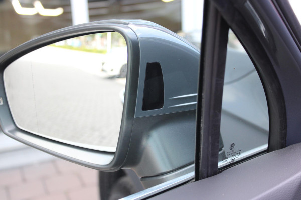 Volkswagen Tiguan 1.4 TSI 245PK eHybrid R-LINE BUSINESS + | BEKLEDING LEDER VIENNA | PANORAMISCH SCHUIF/KANTEL DAK | ELEKTRISCH WEGKLAPENBARE TREKHAAK | R-LINE INTERIEUR/EXTERIEUR | VERWARMBARE VOORSTOELEN/STUUR | ELEKTRISCH BEDIENBARE VOORSTOELEN MET GEHEUGEN FUNCTIE | AKOESTISCH GLAS GETINT | KEYLESS ACCESS/START | ELEKTRISCH BEDIENABRE ACHTERKLEP | DAKSPOILER R-LINE | SFEER VERLICHTING | RIJASSISTENT PAKKET O.A. LANE ASSIST EN ADAPTIVE CRUISE CONTROL EN DODEHOEK DETECTIE | NAVIGATIE | APPLE CARPLAY/ANDROID AUTO | DAB+ RADIO | LED MATRIX KOPLAMPEN (IQ LIGHT) | DRAADLOZE TELEFOONLADER