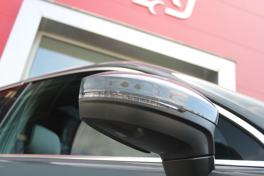 Volkswagen Tiguan 1.4 TSI 245PK eHybrid R-LINE BUSINESS + | BEKLEDING LEDER VIENNA | PANORAMISCH SCHUIF/KANTEL DAK | ELEKTRISCH WEGKLAPENBARE TREKHAAK | R-LINE INTERIEUR/EXTERIEUR | VERWARMBARE VOORSTOELEN/STUUR | ELEKTRISCH BEDIENBARE VOORSTOELEN MET GEHEUGEN FUNCTIE | AKOESTISCH GLAS GETINT | KEYLESS ACCESS/START | ELEKTRISCH BEDIENABRE ACHTERKLEP | DAKSPOILER R-LINE | SFEER VERLICHTING | RIJASSISTENT PAKKET O.A. LANE ASSIST EN ADAPTIVE CRUISE CONTROL EN DODEHOEK DETECTIE | NAVIGATIE | APPLE CARPLAY/ANDROID AUTO | DAB+ RADIO | LED MATRIX KOPLAMPEN (IQ LIGHT) | DRAADLOZE TELEFOONLADER