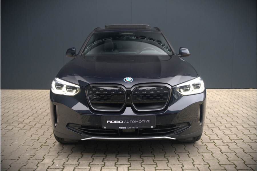 BMW iX3 High Executive 80 kWh | Panoramadak | Keyless | Stoelverwarming | Harman Kardon | Memory Seat | Head-Up Display | 360 Camera | Ambiance Verlichting | Trekhaak | Adaptive LED | Elektrische Stoelen | Apple Carplay |
