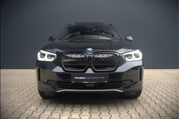 BMW iX3 High Executive 80 kWh | Panoramadak | Keyless | Stoelverwarming | Harman Kardon | Memory Seat | Head-Up Display | 360 Camera | Ambiance Verlichting | Trekhaak | Adaptive LED | Elektrische Stoelen | Apple Carplay |