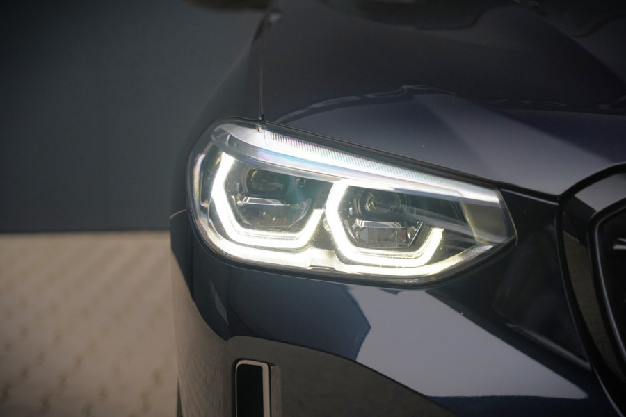 BMW iX3 High Executive 80 kWh | Panoramadak | Keyless | Stoelverwarming | Harman Kardon | Memory Seat | Head-Up Display | 360 Camera | Ambiance Verlichting | Trekhaak | Adaptive LED | Elektrische Stoelen | Apple Carplay |