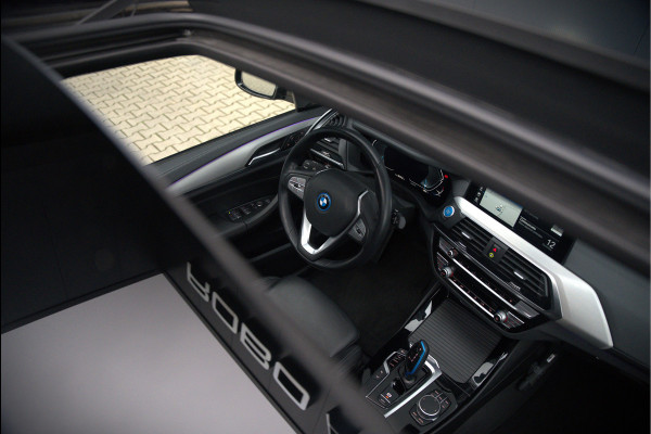 BMW iX3 High Executive 80 kWh | Panoramadak | Keyless | Stoelverwarming | Harman Kardon | Memory Seat | Head-Up Display | 360 Camera | Ambiance Verlichting | Trekhaak | Adaptive LED | Elektrische Stoelen | Apple Carplay |