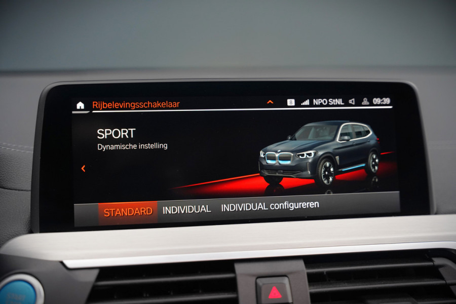 BMW iX3 High Executive 80 kWh | Panoramadak | Keyless | Stoelverwarming | Harman Kardon | Memory Seat | Head-Up Display | 360 Camera | Ambiance Verlichting | Trekhaak | Adaptive LED | Elektrische Stoelen | Apple Carplay |