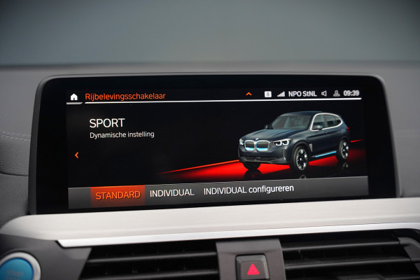 BMW iX3 High Executive 80 kWh | Panoramadak | Keyless | Stoelverwarming | Harman Kardon | Memory Seat | Head-Up Display | 360 Camera | Ambiance Verlichting | Trekhaak | Adaptive LED | Elektrische Stoelen | Apple Carplay |