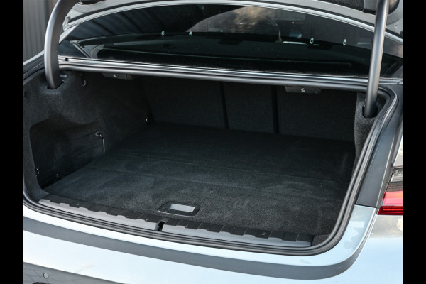 BMW 3-serie 330e | M-SPORT | SPORT SEATS | AMBIANCE INTERIEUR | ACTIVE CRUISE | DAB+ | HIFI SOUND | SHADOW-LINE | TREKHAAK | STUURVERWARMING
