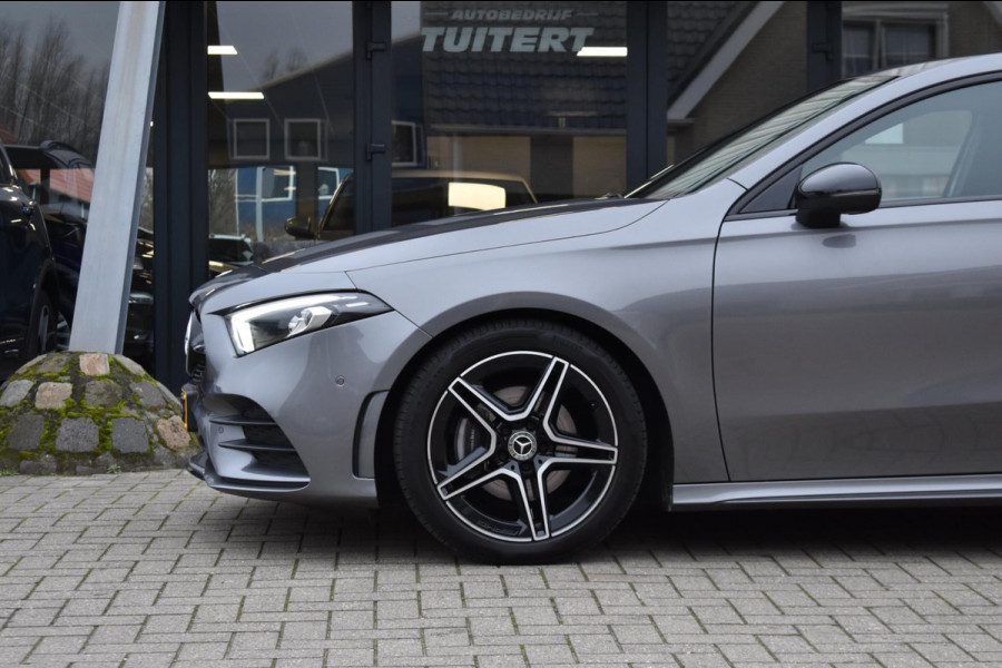 Mercedes-Benz A-Klasse 180 AMG NIGHT | SFEERVERLICHTING | APPLE CARPLAY | CAMERA | ANDROID AUTO | NAP | DEALER ONDERHOUDEN