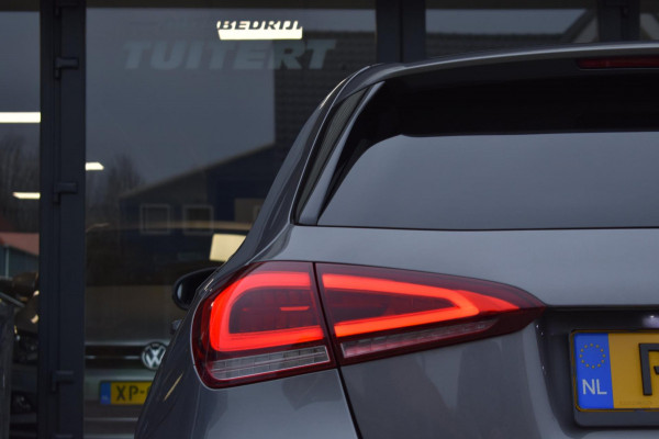 Mercedes-Benz A-Klasse 180 AMG NIGHT | SFEERVERLICHTING | APPLE CARPLAY | CAMERA | ANDROID AUTO | NAP | DEALER ONDERHOUDEN