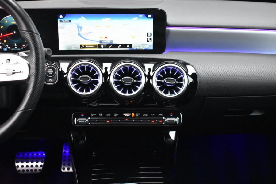 Mercedes-Benz A-Klasse 180 AMG NIGHT | SFEERVERLICHTING | APPLE CARPLAY | CAMERA | ANDROID AUTO | NAP | DEALER ONDERHOUDEN