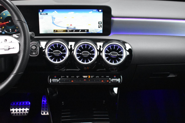 Mercedes-Benz A-Klasse 180 AMG NIGHT | SFEERVERLICHTING | APPLE CARPLAY | CAMERA | ANDROID AUTO | NAP | DEALER ONDERHOUDEN