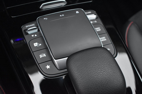 Mercedes-Benz A-Klasse 180 AMG NIGHT | SFEERVERLICHTING | APPLE CARPLAY | CAMERA | ANDROID AUTO | NAP | DEALER ONDERHOUDEN