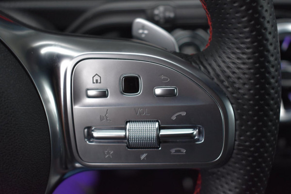 Mercedes-Benz A-Klasse 180 AMG NIGHT | SFEERVERLICHTING | APPLE CARPLAY | CAMERA | ANDROID AUTO | NAP | DEALER ONDERHOUDEN