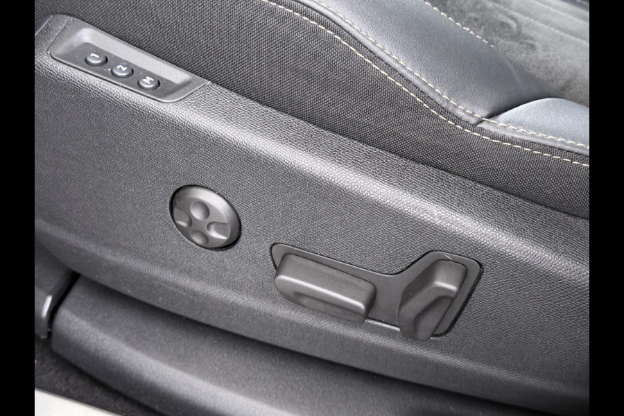 Peugeot 3008 1.6 HYbrid4 300 GT | COMPLETE AUTO| PANO| ELEK. ACHTERKLEP| TREKHAAK| ELEK. STOEL + MASSAGE| FOCAL AUDIO| CAMERA ACHTER + VOOR| STOELVERWARMING| ADAP. CRUISE