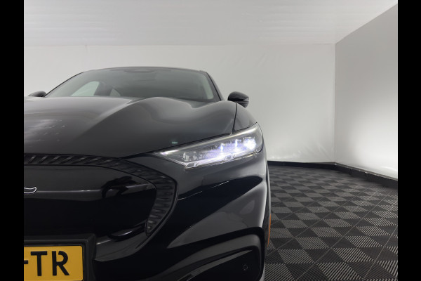 Ford Mustang Mach-E RWD 75 kWh (3-Fase) (INCL-BTW) Aut. *LUXURY-LEATHER | FULL-LED | DAB | DIGI-COCKPIT | KEYLESS | NAVI-FULLMAP | CARPLAY | HEATED-COMFORTSEATS | TOPVIEW | ADAPTIVE-CRUISE | PRIVACY-GLASS | 18'' ALU*