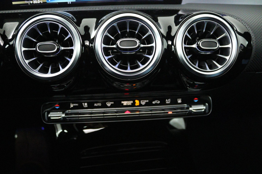 Mercedes-Benz CLA-Klasse 250 e Business Solution AMG Limited (PANORAMADAK, SFEERVERLICHTING, STOELVERWARMING, ELEKTR STOELEN)