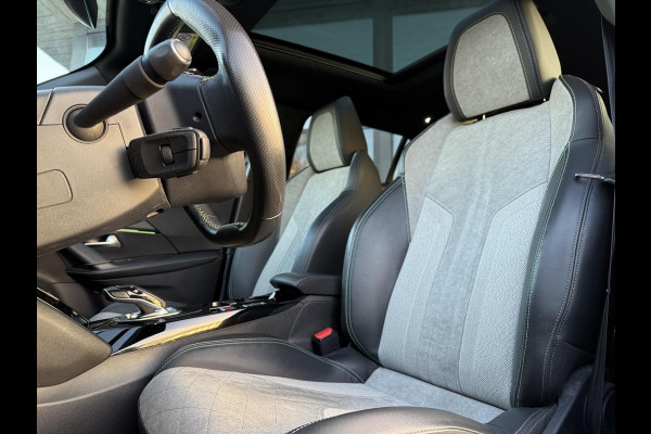 Peugeot e-2008 EV GT 50 kWh | Panorama | Trekhaak | Navi | Camera |