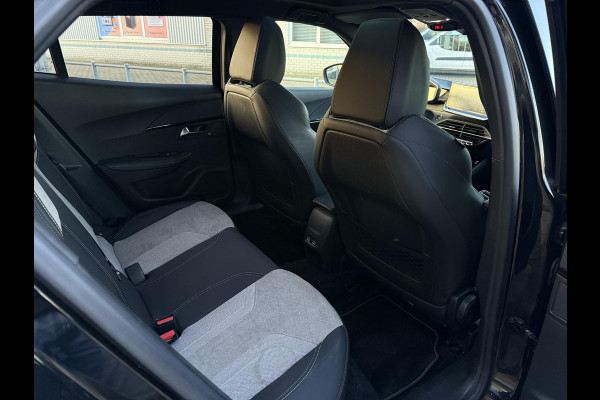 Peugeot e-2008 EV GT 50 kWh | Panorama | Trekhaak | Navi | Camera |