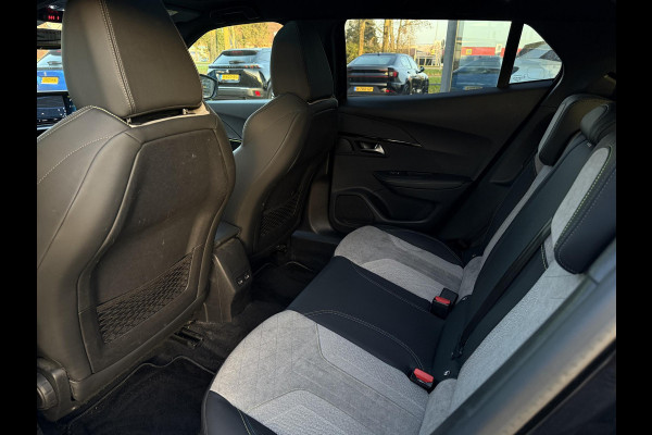 Peugeot e-2008 EV GT 50 kWh | Panorama | Trekhaak | Navi | Camera |