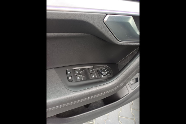 Volkswagen Touareg R-Line 3.0L V6 286pk > GRIJSKENTEKEN < Airco, Cruise, Navi, PDC, Luchtvering, Camera, Schuifdak, Trekhaak.