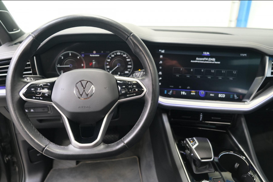 Volkswagen Touareg R-Line 3.0L V6 286pk > GRIJSKENTEKEN < Airco, Cruise, Navi, PDC, Luchtvering, Camera, Schuifdak, Trekhaak.