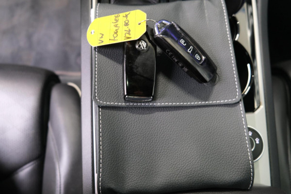 Volkswagen Touareg R-Line 3.0L V6 286pk > GRIJSKENTEKEN < Airco, Cruise, Navi, PDC, Luchtvering, Camera, Schuifdak, Trekhaak.