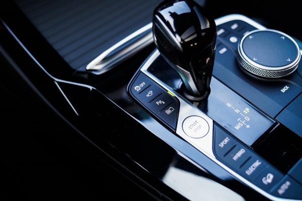 BMW X3 XDrive30e High executive | M-pakket | Panorama | Camera | Harman/Kardon | Stuuwiel verwarmd | Luxe Nappa Leder | 20 inch |