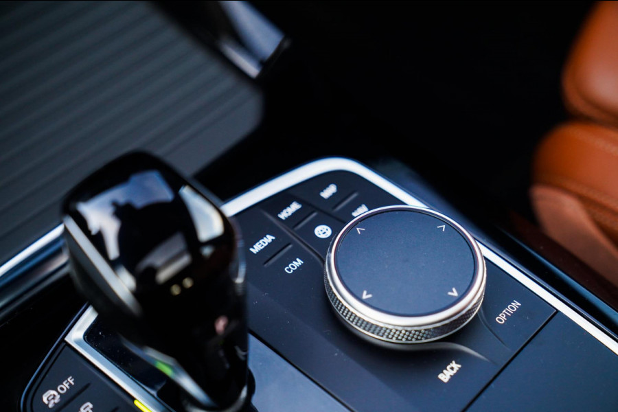 BMW X3 XDrive30e High executive | M-pakket | Panorama | Camera | Harman/Kardon | Stuuwiel verwarmd | Luxe Nappa Leder | 20 inch |
