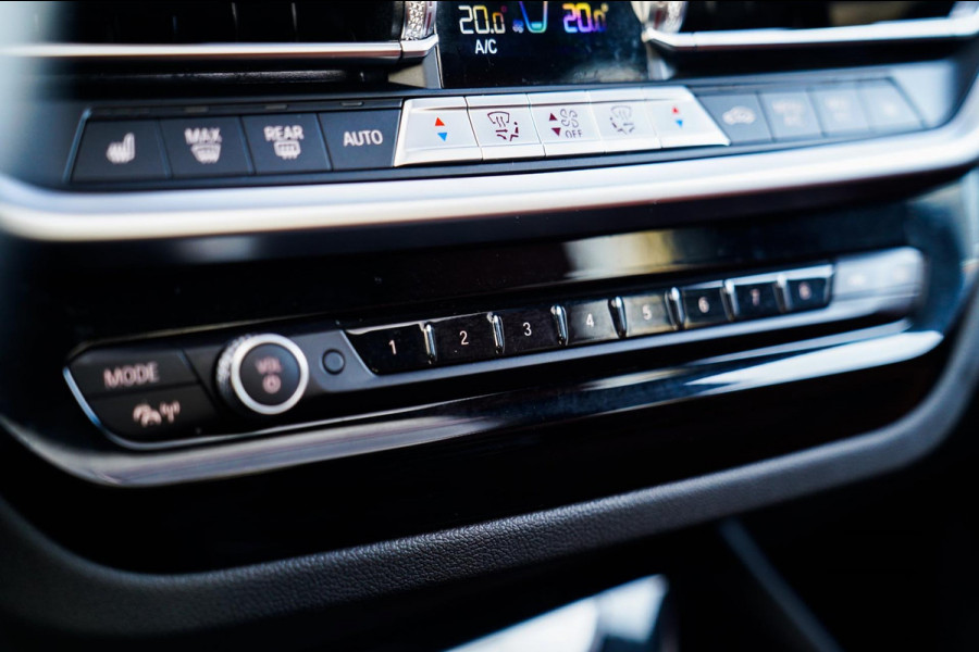 BMW X3 XDrive30e High executive | M-pakket | Panorama | Camera | Harman/Kardon | Stuuwiel verwarmd | Luxe Nappa Leder | 20 inch |