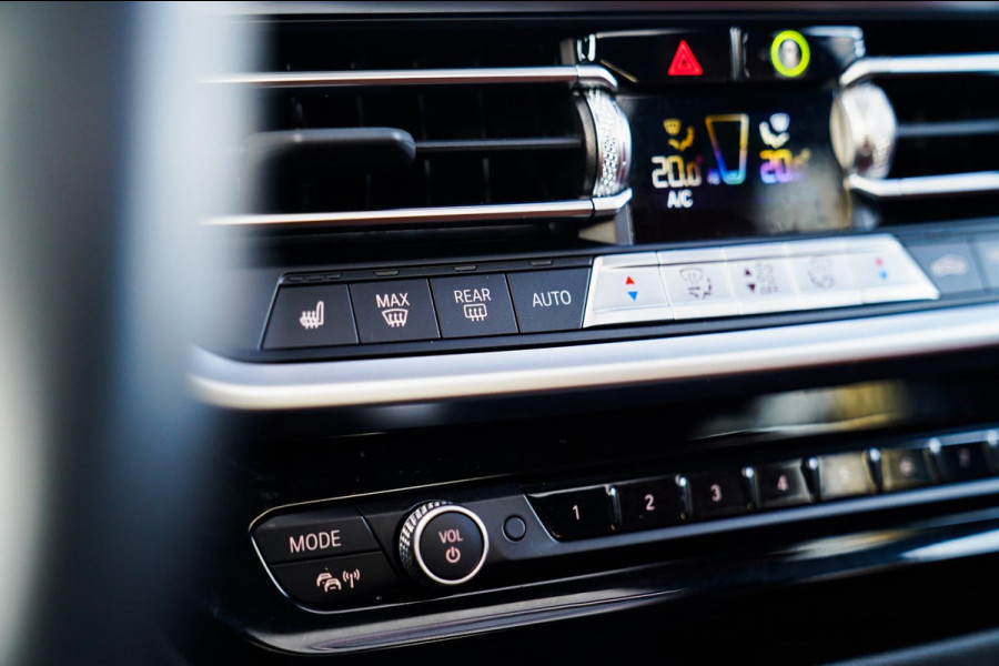 BMW X3 XDrive30e High executive | M-pakket | Panorama | Camera | Harman/Kardon | Stuuwiel verwarmd | Luxe Nappa Leder | 20 inch |