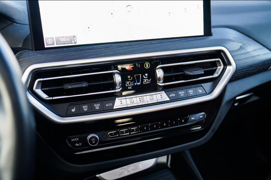 BMW X3 XDrive30e High executive | M-pakket | Panorama | Camera | Harman/Kardon | Stuuwiel verwarmd | Luxe Nappa Leder | 20 inch |