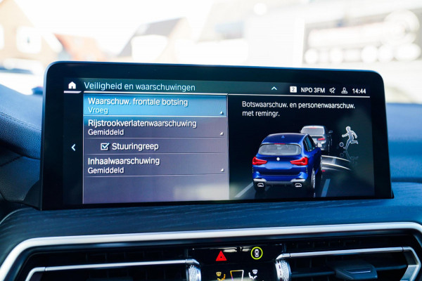 BMW X3 XDrive30e High executive | M-pakket | Panorama | Camera | Harman/Kardon | Stuuwiel verwarmd | Luxe Nappa Leder | 20 inch |