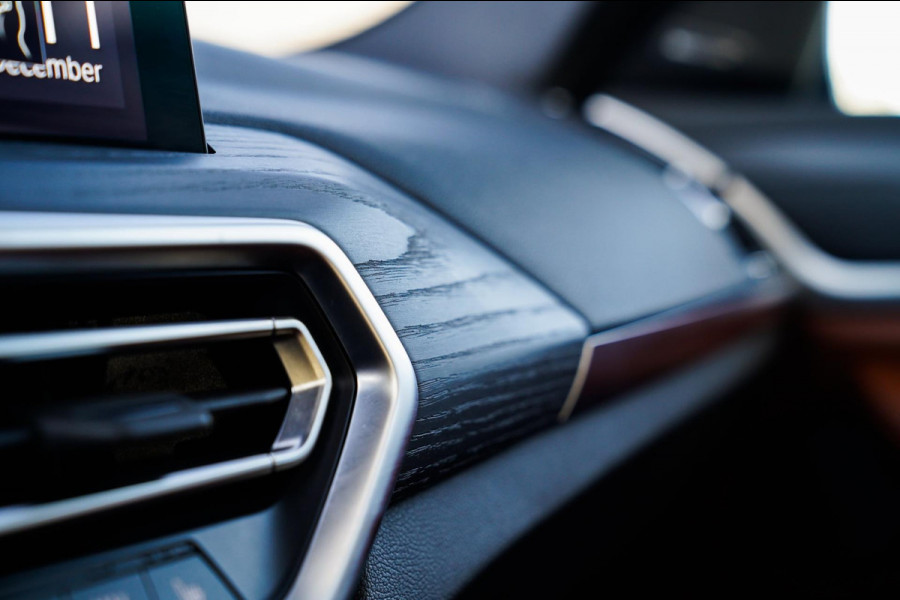 BMW X3 XDrive30e High executive | M-pakket | Panorama | Camera | Harman/Kardon | Stuuwiel verwarmd | Luxe Nappa Leder | 20 inch |