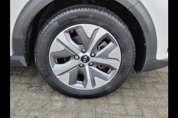 Kia e-Niro Executive 64kWh SOH 100% Leer Elek.Stoel+Memory Warmtepomp Pdc Navi Ecc Camera Apple Carplay Android Auto Stoelverwarming+Koeling Stuurverwarming Lmv Privacy Glas DAB Vess Lane Assist Blind Spot 1e Eigenaar Origineel Nederlandse Auto Zeer compleet!