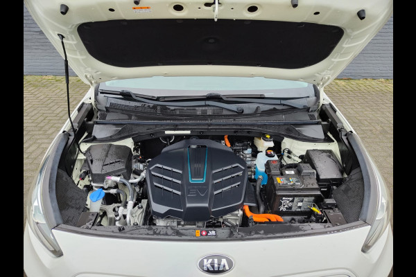 Kia e-Niro Executive 64kWh SOH 100% Leer Elek.Stoel+Memory Warmtepomp Pdc Navi Ecc Camera Apple Carplay Android Auto Stoelverwarming+Koeling Stuurverwarming Lmv Privacy Glas DAB Vess Lane Assist Blind Spot 1e Eigenaar Origineel Nederlandse Auto Zeer compleet!