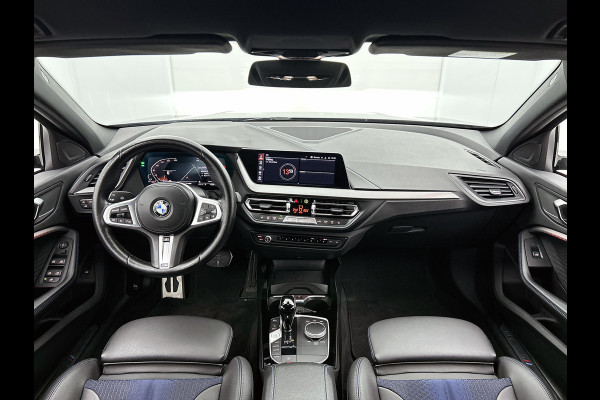 BMW 1-serie 120i M-SPORT Business Edition Plus(Dealer OnderH, Carplay, Stoel& Stuur Verwarming, Head-up, SfeerV, PDC V+A, Etc)