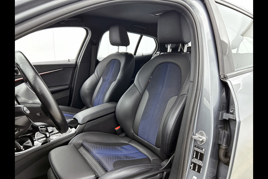 BMW 1-serie 120i M-SPORT Business Edition Plus(Dealer OnderH, Carplay, Stoel& Stuur Verwarming, Head-up, SfeerV, PDC V+A, Etc)
