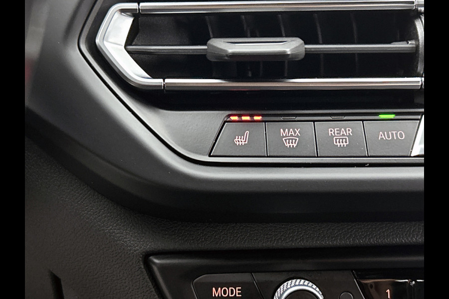 BMW 1-serie 120i M-SPORT Business Edition Plus(Dealer OnderH, Carplay, Stoel& Stuur Verwarming, Head-up, SfeerV, PDC V+A, Etc)