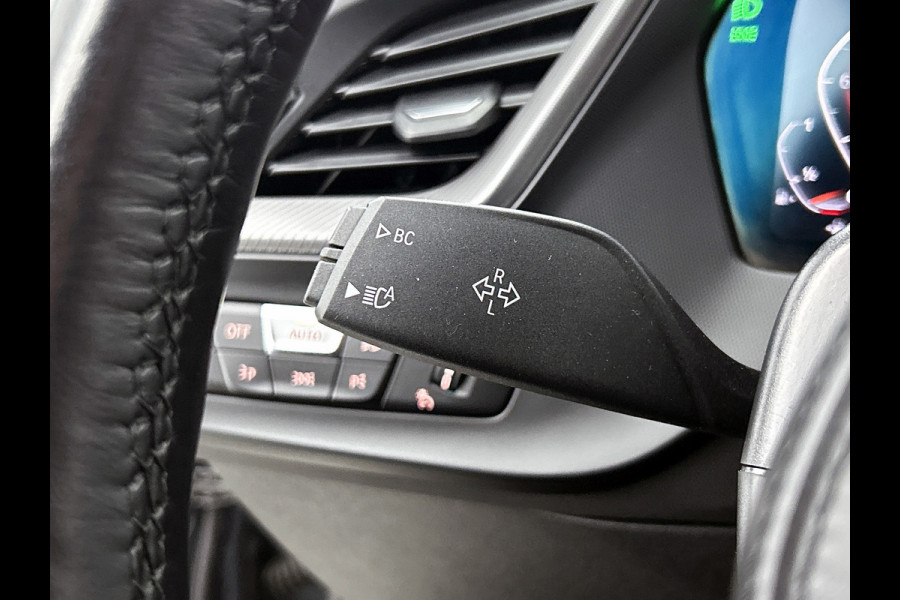 BMW 1-serie 120i M-SPORT Business Edition Plus(Dealer OnderH, Carplay, Stoel& Stuur Verwarming, Head-up, SfeerV, PDC V+A, Etc)
