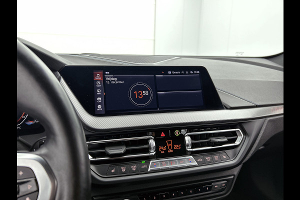 BMW 1-serie 120i M-SPORT Business Edition Plus(Dealer OnderH, Carplay, Stoel& Stuur Verwarming, Head-up, SfeerV, PDC V+A, Etc)