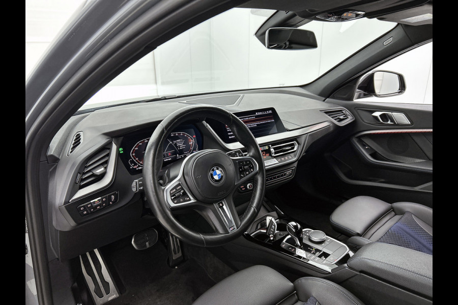 BMW 1-serie 120i M-SPORT Business Edition Plus(Dealer OnderH, Carplay, Stoel& Stuur Verwarming, Head-up, SfeerV, PDC V+A, Etc)