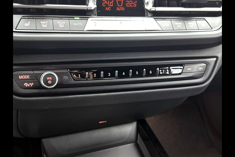 BMW 1-serie 120i M-SPORT Business Edition Plus(Dealer OnderH, Carplay, Stoel& Stuur Verwarming, Head-up, SfeerV, PDC V+A, Etc)