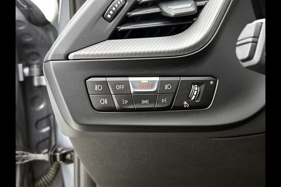 BMW 1-serie 120i M-SPORT Business Edition Plus(Dealer OnderH, Carplay, Stoel& Stuur Verwarming, Head-up, SfeerV, PDC V+A, Etc)