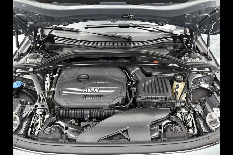 BMW 1-serie 120i M-SPORT Business Edition Plus(Dealer OnderH, Carplay, Stoel& Stuur Verwarming, Head-up, SfeerV, PDC V+A, Etc)