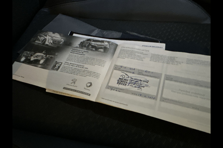 Peugeot e-2008 EV Allure 50 kWh Panoramadak | Cruise Control | 18 "Inch LM Velgen