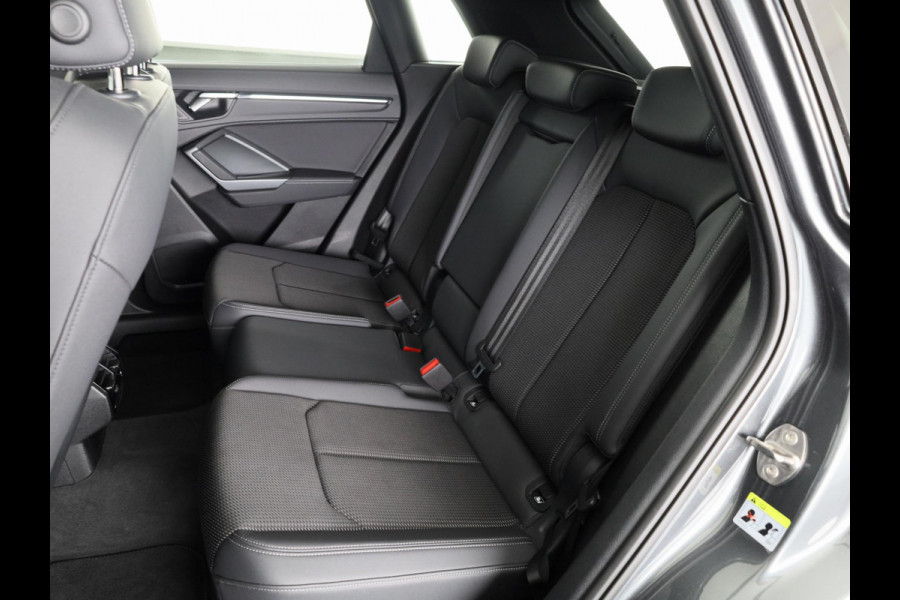 Audi Q3 35 TFSI S edition Competition 150pk| Verlengde garantie | Navigatie | Parkeercamera | 19 inch Lichtmetalen velgen | Apple Carplay/ Android Auto