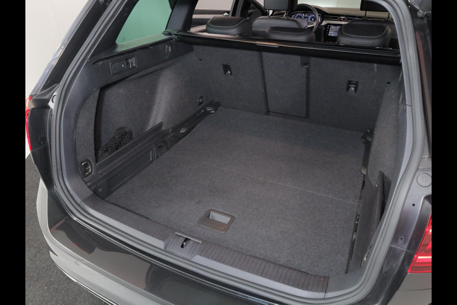 Volkswagen Passat Variant 1.5 TSI R-Line Business 150 pk Automaat (DSG) | Verlengde garantie | Navigatie | Parkeersensoren | Achteruitrijcamera | Stoelverwarming |