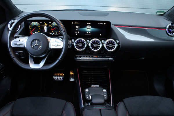 Mercedes-Benz B-Klasse 200 Business Solution AMG | Panoramadak | Trekhaak | Camera | Stoelverwarming | CarPlay