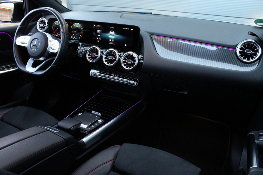 Mercedes-Benz B-Klasse 200 Business Solution AMG | Panoramadak | Trekhaak | Camera | Stoelverwarming | CarPlay