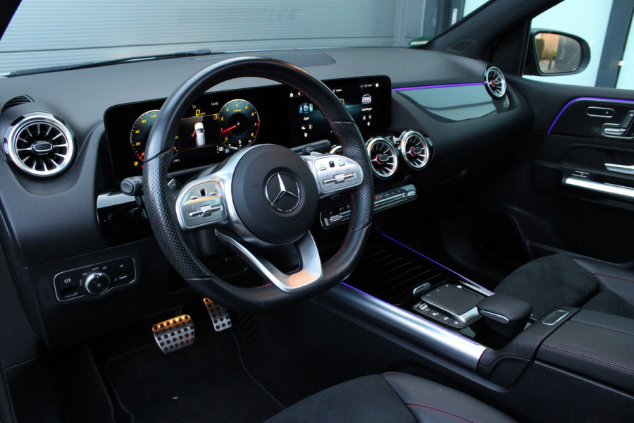 Mercedes-Benz B-Klasse 200 Business Solution AMG | Panoramadak | Trekhaak | Camera | Stoelverwarming | CarPlay
